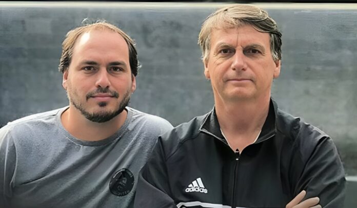 Carlos e Jair Bolsonaro Carlos e Jair Bolsonaro