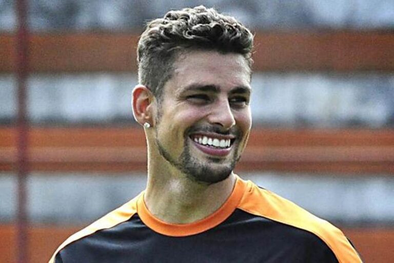 Cauã Reymond convoca fãs para assistir reprise de Avenida Brasil