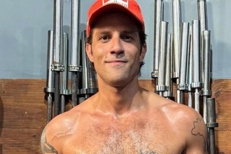 Chay Suede posa sem camisa após treino e detalhe chama atenção dos fãs