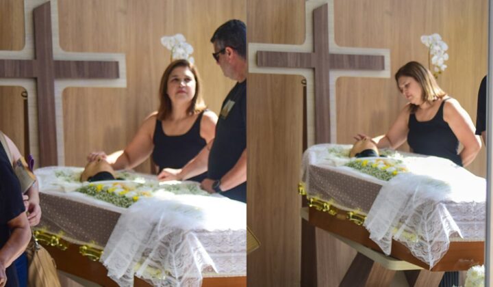 Cristina ao lado do corpo do irm&atilde;o - Foto: Edu Araujo/Agnews