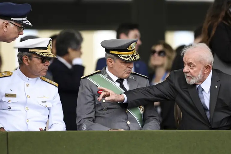 O presidente Luiz Inácio Lula da Silva, o comandante do Exército, general Tomás Ribeiro Paiva, e o Comandante da Marinha, Almirante de Esquadra Marcos Sampaio Olsen Foto: Marcelo Camargo/Agência Brasil