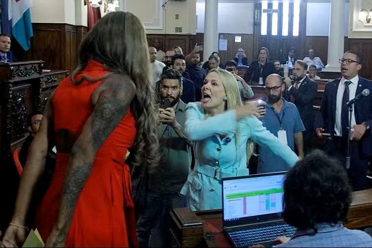 Fernanda Louback (de azul) discutiu com Benny Briolly em sessão plenária Fernanda Louback (de azul) discutiu com Benny Briolly — Foto: Sérgio Gomes/Câmara de Niterói