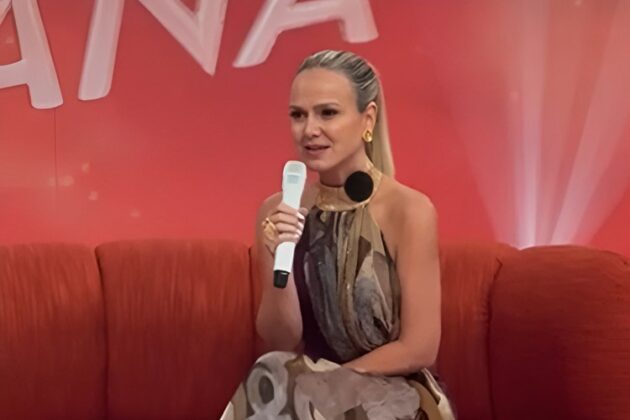 Eliana com o microfone branco na Globo