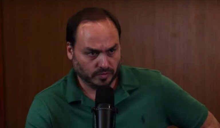 Carlos Bolsonaro faz post enigmático e diz: “Bumbum guloso”