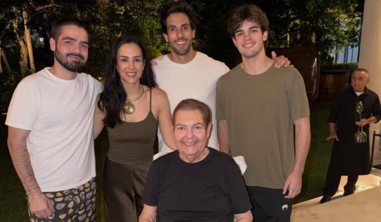 Faustão surge em cadeira de rodas ao fazer rara aparição no aniversário da filha