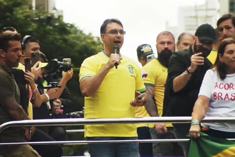 Flávio Bolsonaro chama Lula de atraso e dispara: “Vamos vencer”
