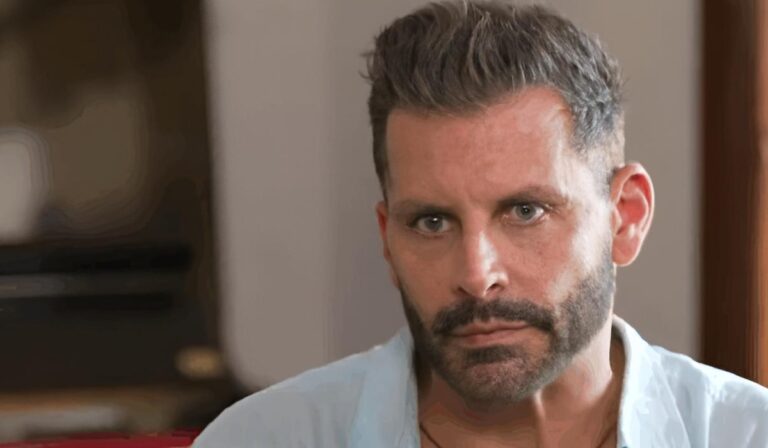 Figurino de Henri Castelli pega fogo durante apresentação teatral