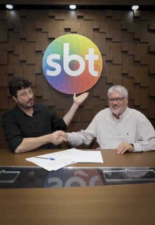 Danilo Gentili renovando contrato com o SBT - Reprodução: Rogério Pallatta/SBT Danilo Gentili renovando contrato com o SBT - Reprodução: Rogério Pallatta/SBT