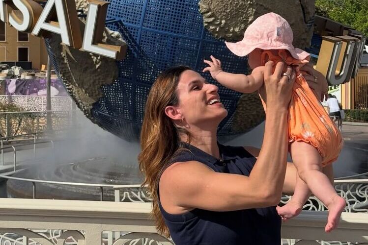 Atleta Jade Barbosa compartilha fotos com a filha após viagem internacional