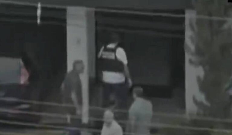 Jair Bolsonaro é flagrado usando colete à prova de balas ao chegar em casa, veja