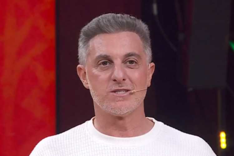 Luciano Huck interrompe o ‘Domingão’ e faz alerta ao Brasil: “Muito importante!”