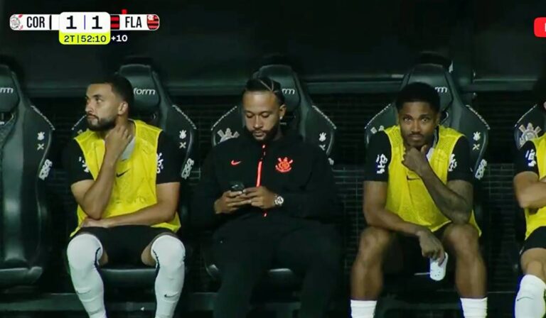 Depay sofre lesão, deixa o jogo, tem atitude que revolta torcida do Corinthians e se explica