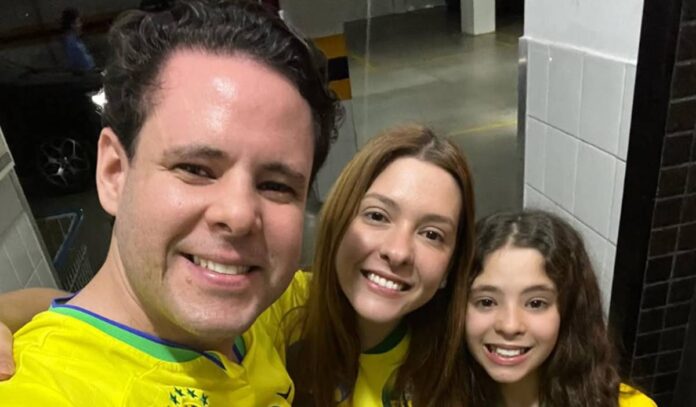 Rodrigo e Moana Valadares com a filha