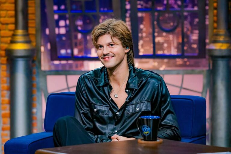 Após sucesso no Lolapalooza, Ruel abre o jogo sobre carreira, amor e conexão com o Brasil no “The Noite”