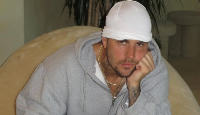 Justin Bieber se irrita com paparazzi e arremessa garrafa de água