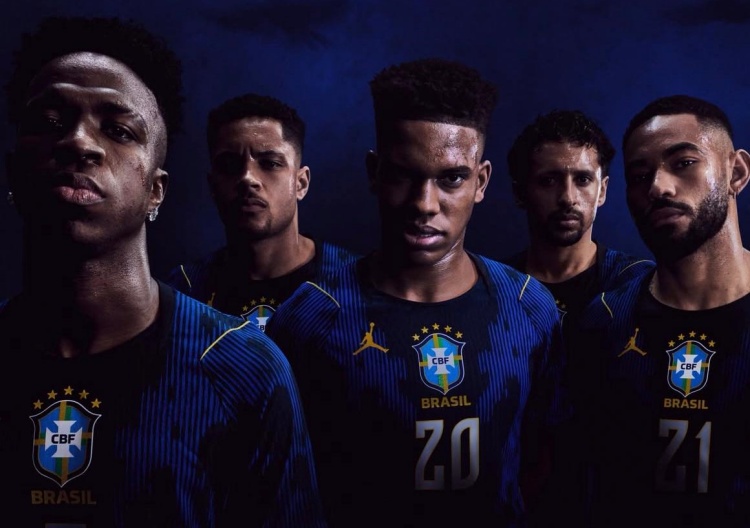 Seleção Brasileira revela nova camisa azul para a Copa do Mundo. Veja fotos!