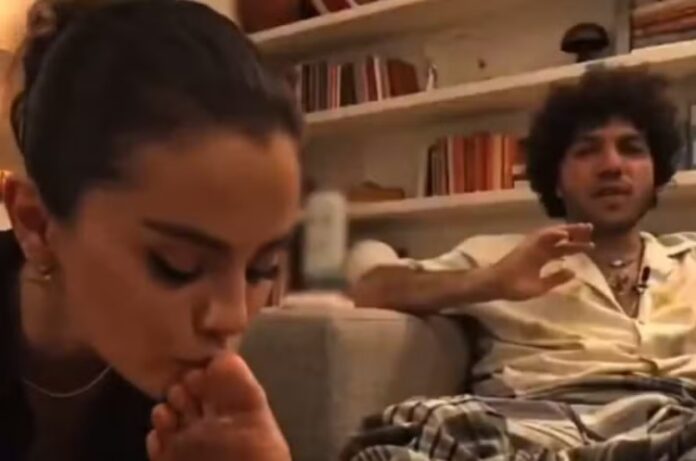 Selena Gomez beijando o pé de Benny Blanco - Reprodução: Instagram