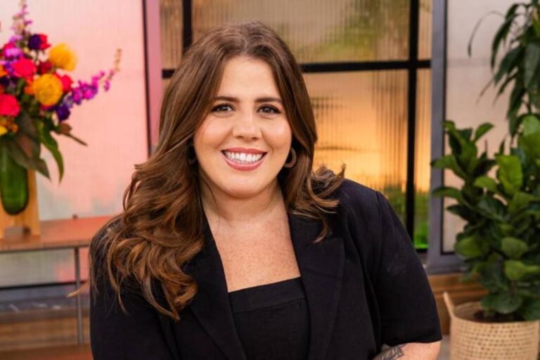 Apresentadora Tati Machado tem acidente de trânsito; carro fica destruído