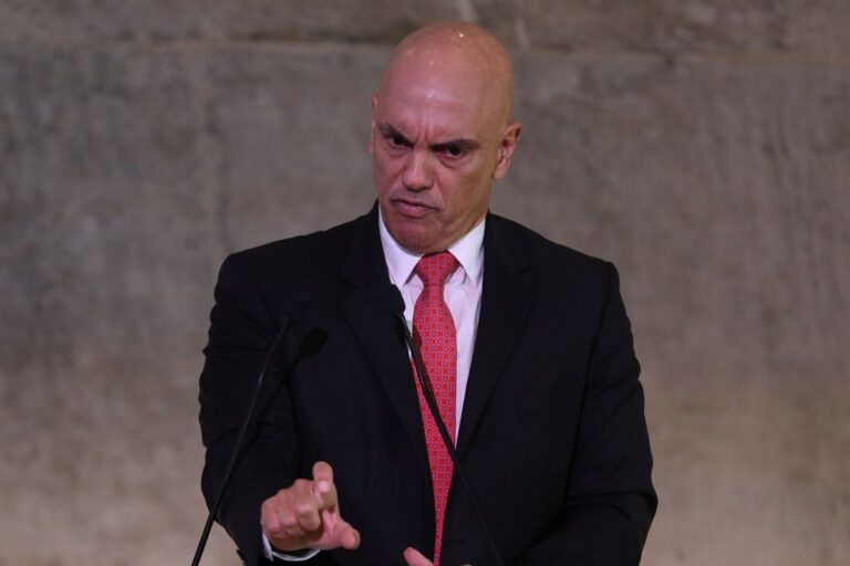 Moraes determina prisão de cinco policiais