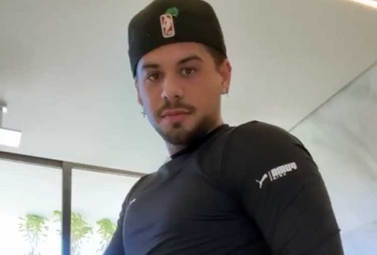 Zé Felipe escolhe local inusitado para fazer nova tatuagem