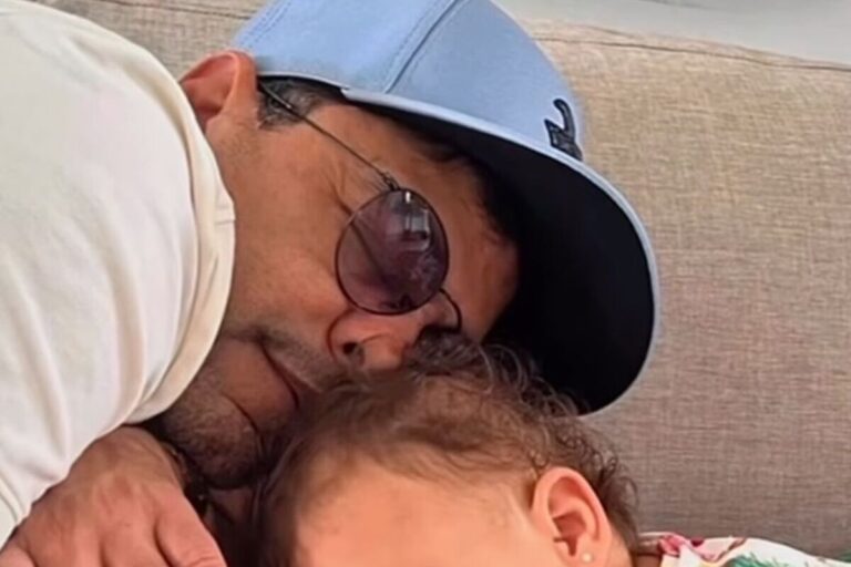 Zezé di Camargo aparece com a neta de 5 anos e web comenta