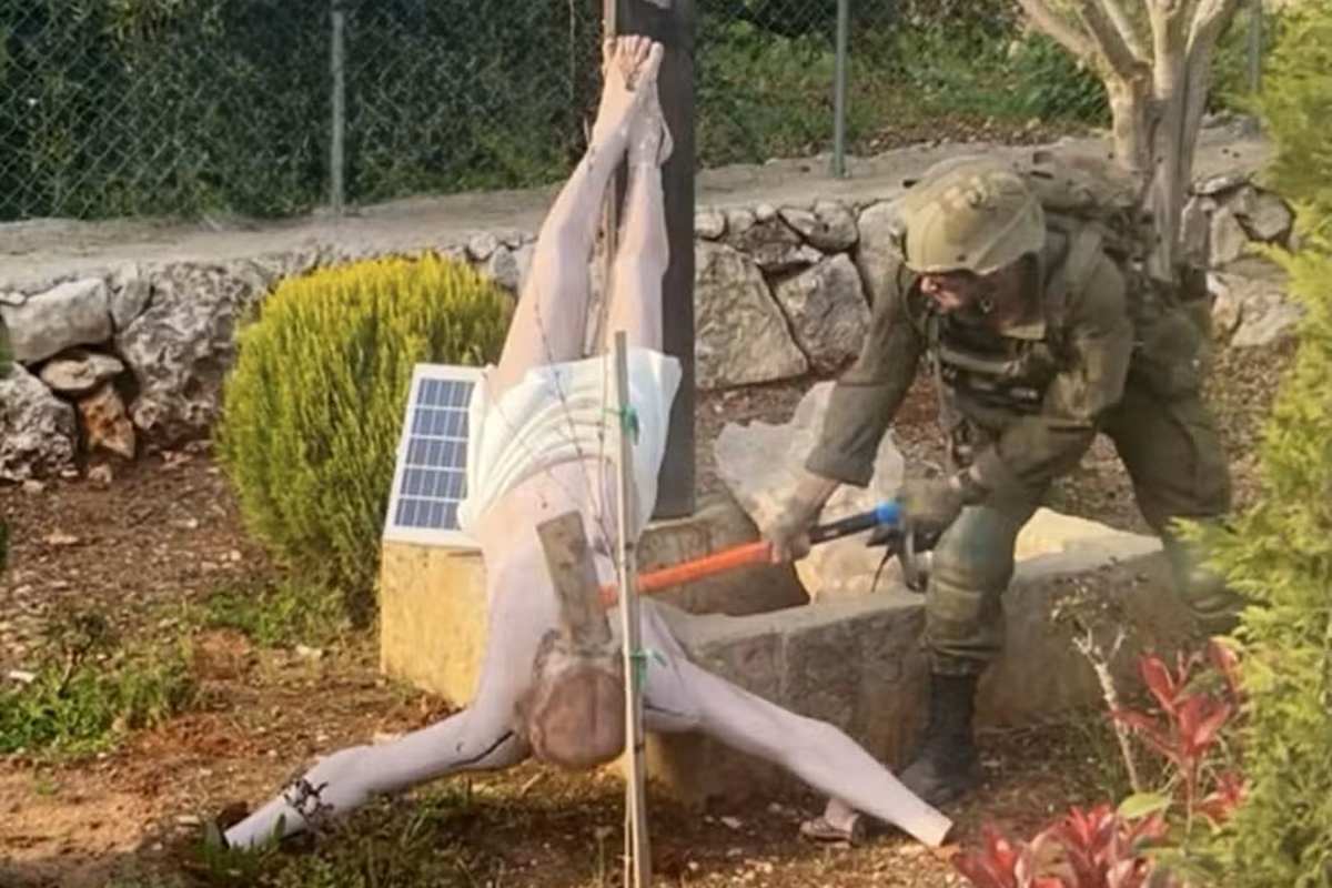 Soldado israelense e imagem de Jesus (Foto: Reprodução/ Redes sociais)