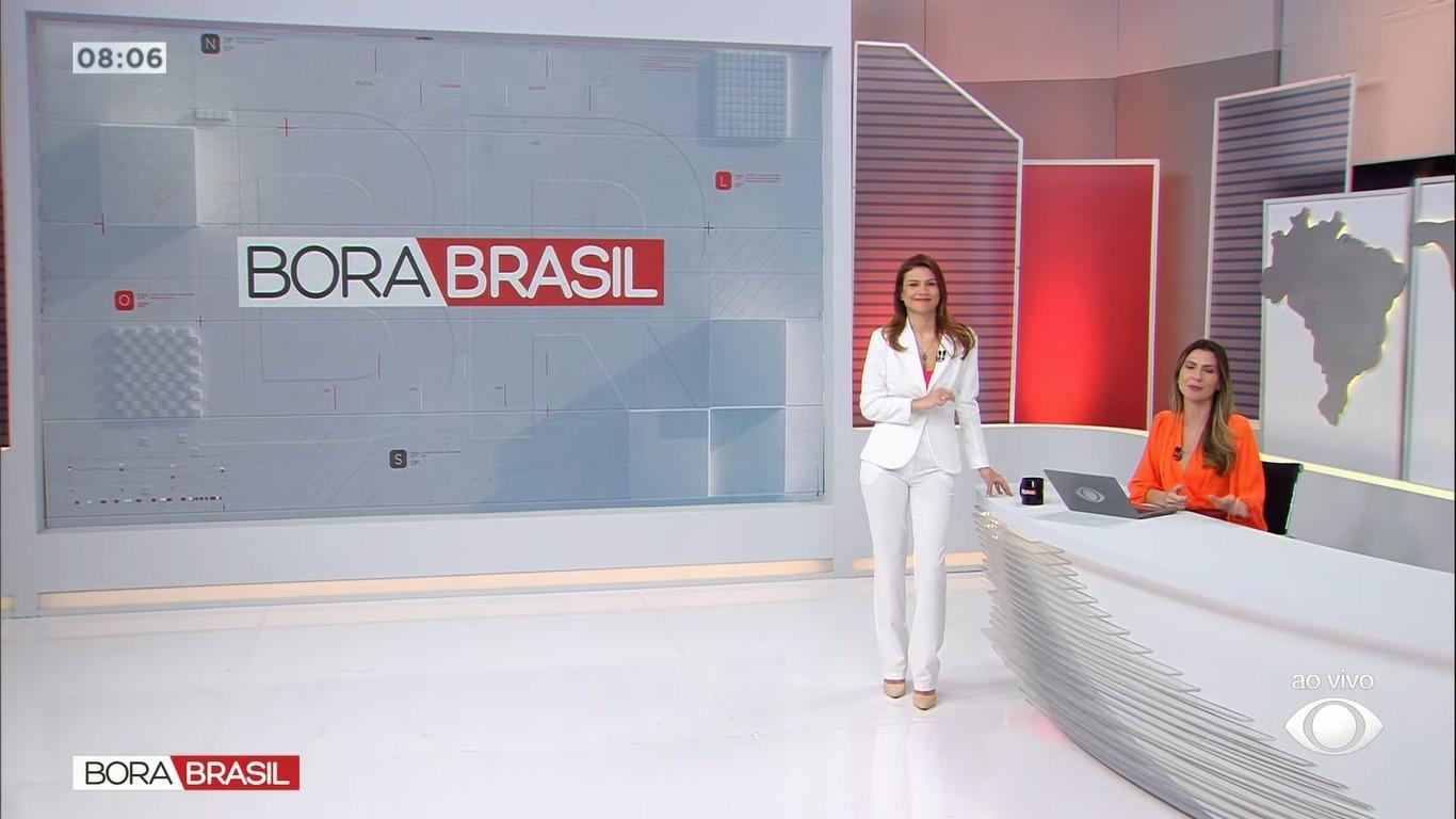 Thaís Dias, em pé, e Patrícia Rocha, na bancada, durante o Bora Brasil - Foto: Reprodução/Band