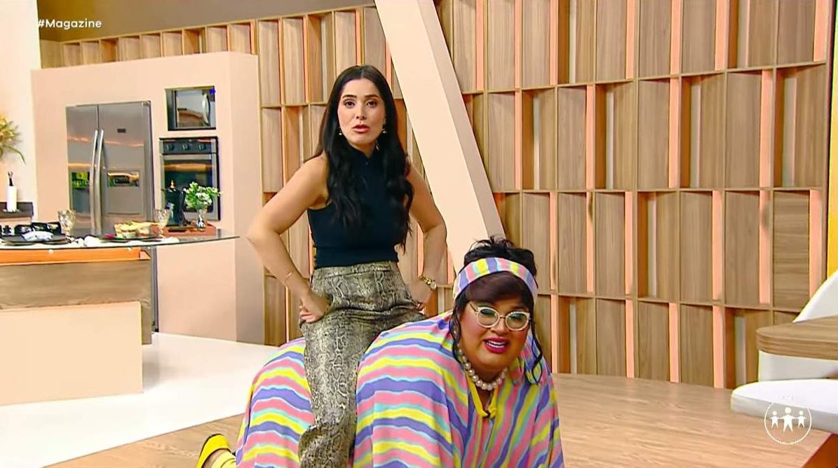 Naiandra Amorim montou em cima de colega ao vivo no programa Magazine - Foto: Reprodução/TV A Crítica