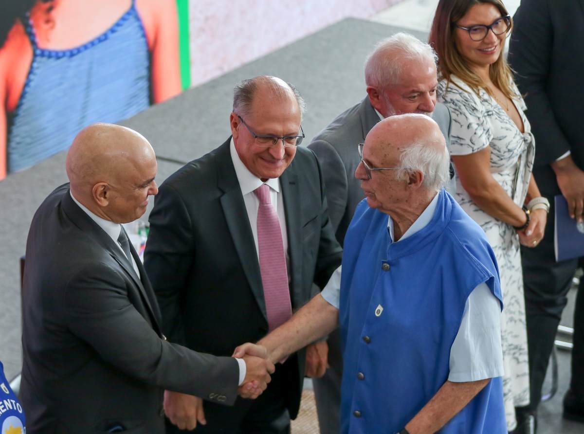 O padre Júlio Lancellotti, cumprimenta Alexandre de Moraes, durante o lançamento do Plano Ruas Visíveis - Pelo direito ao futuro da população em situação de rua, no Palácio do Planalto. A iniciativa faz parte da celebração dos 75 anos da Declaração Universal dos Direitos Humanos e do Dia Internacional dos Direitos Humanos, Foto: Jose Cruz/Agência Brasil Foto: Jose Cruz/Agência Brasil