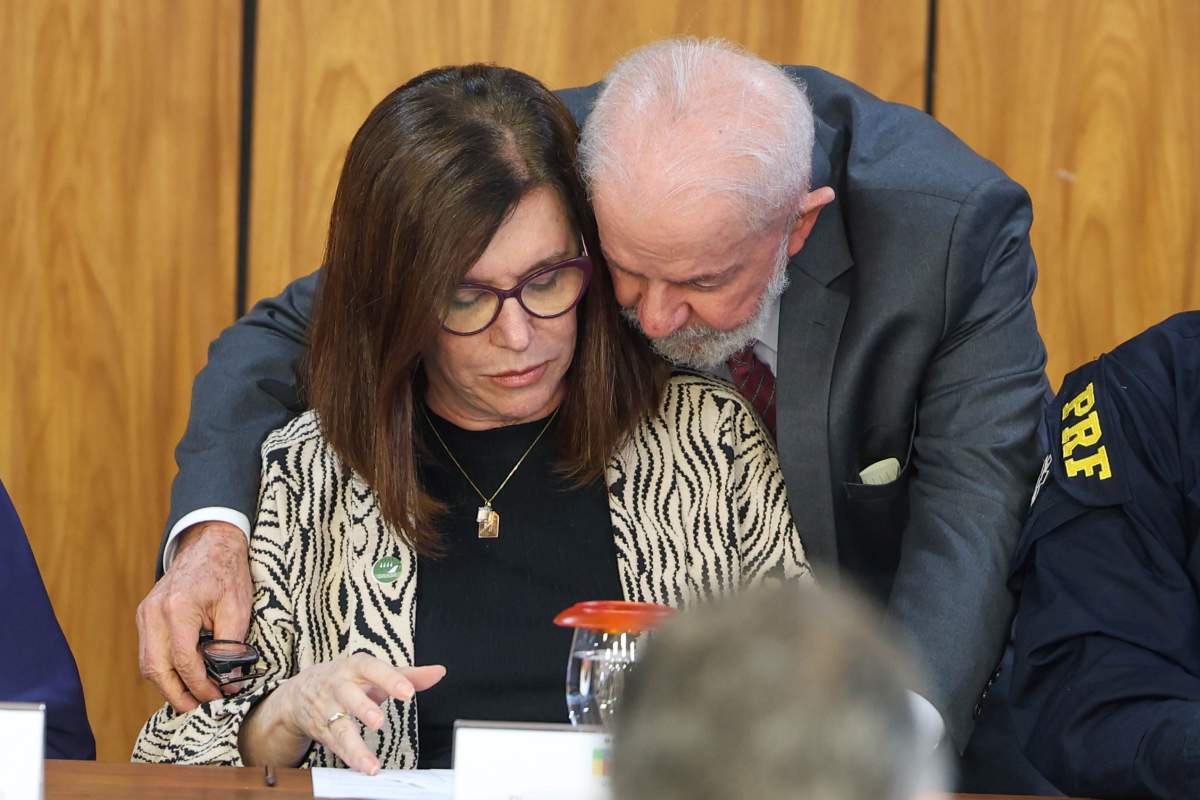 O presidente Luiz Inácio Lula da Silva conversa com a presidente da Petrobras Magda Chambriard O presidente Luiz Inácio Lula da Silva conversa com a presidente da Petrobras Magda Chambriard Foto: Valter Campanato/Agência Brasil