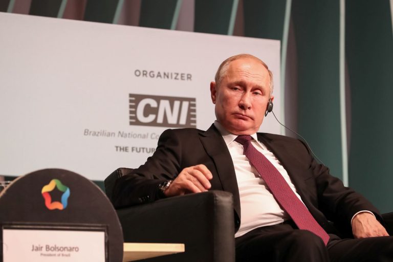 Putin sugere data que Rússia venceu Hitler para interromper guerra na Ucrânia
