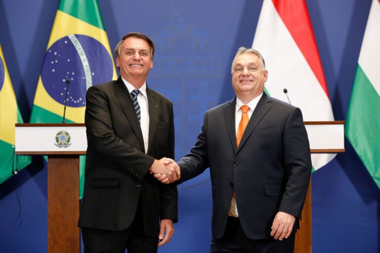 Direita sofre derrota histórica com queda de “irmão de Bolsonaro” e povo comemora nas ruas: “Bella Ciao”