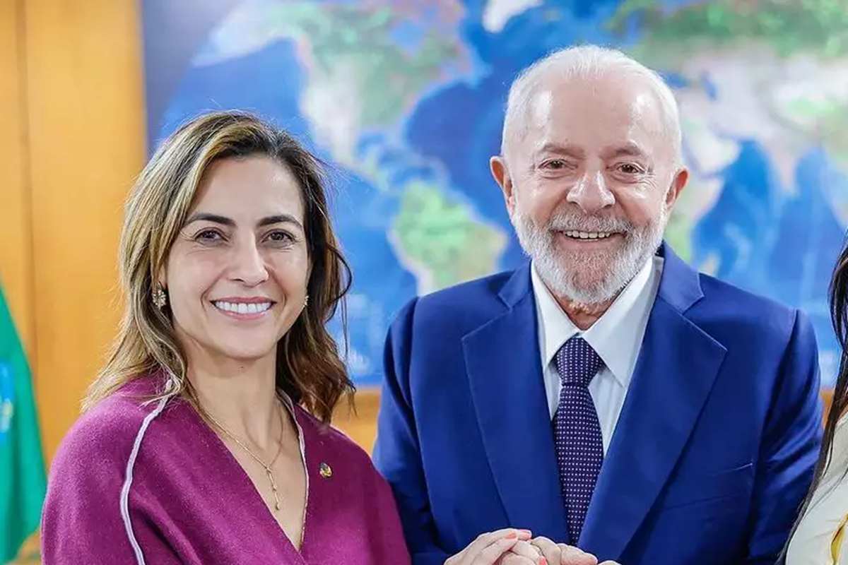 Senadora Soraya Thronicke (Podemos) segurando as mãos do presidente Luiz Inácio Lula da Silva (PT) (Foto: Ricardo Stuckert)