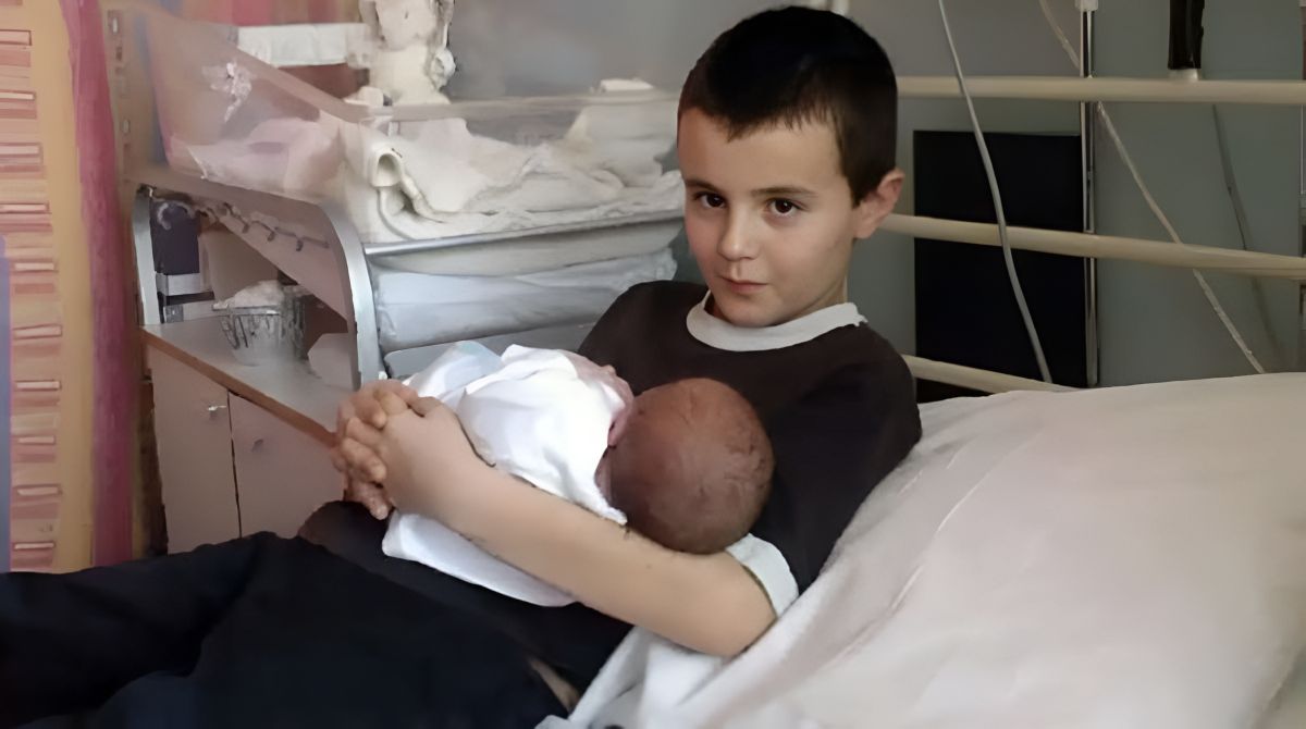 Alfie, o pai mais jovem (Foto: Reprodução/ TV Britânica na época)