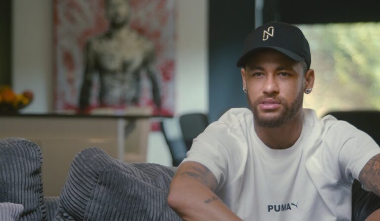 Neymar discute com torcedores santistas na Vila Belmiro