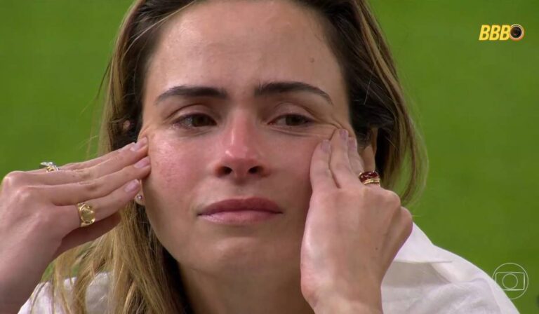 Em lágrimas, Ana Paula Renault explicou como estava o estado de saúde do pai antes de entrar no reality