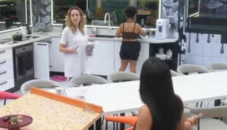 BBB26: Ana Paula Renault bate de frente com Jordana na cozinha e clima fica pesado