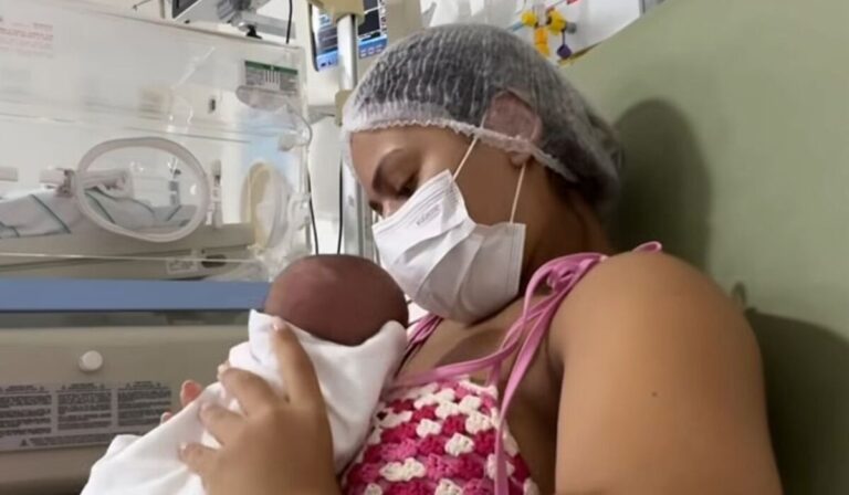 Filho de influenciadora nasce com anomalia e internet não perdoa: “Pra quê expor…”