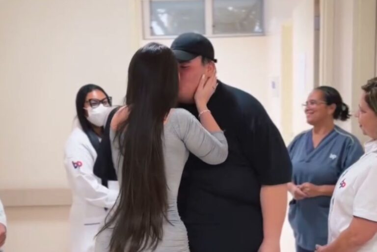 Influenciador deixa hospital e é recebido pela noiva
