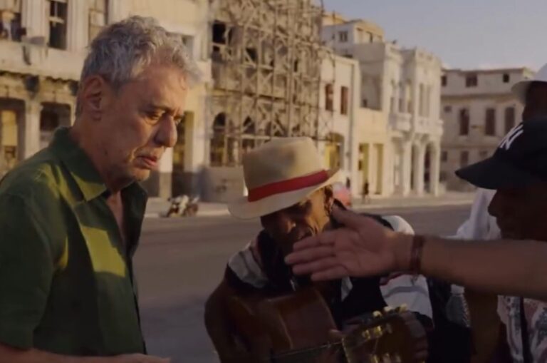 Chico Buarque é tietado em Cuba e canta com músicos de rua