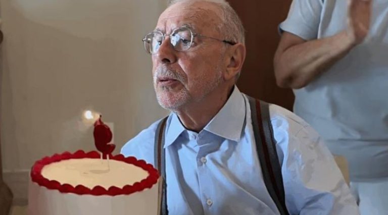 Sarney comemora aniversário com bolo inusitado e cercado da família