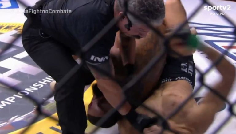 Absurdo: lutador atinge rival caído e se recusa a terminar finalização