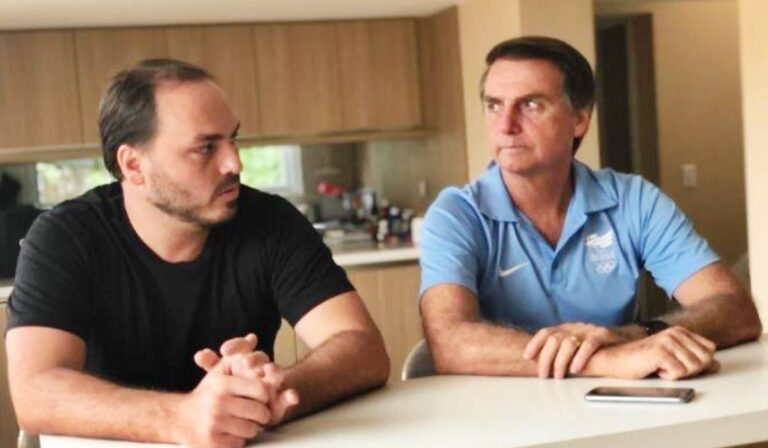 Carlos reencontra Jair Bolsonaro e revela que o pai segue em estado crítico de saúde