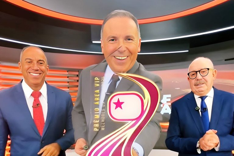 Reinaldo Gottino recebe troféu do Prêmio Área VIP pelo Cidade Alerta e celebra conquista
