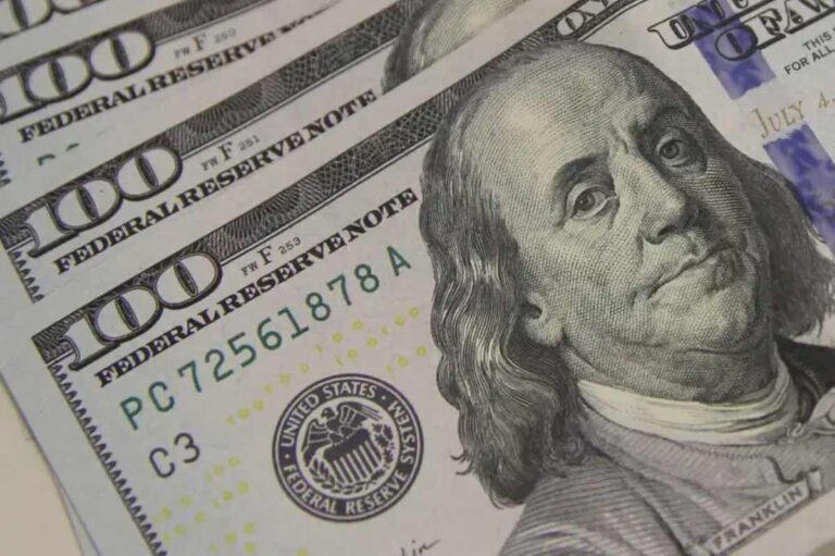 Dólar se aproxima da casa dos R$ 4 após nova queda