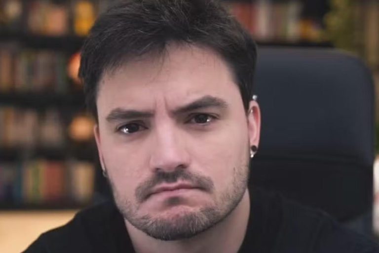 Felipe Neto vai ás lágrimas ao comunicar morte: “Fará falta, muita falta”