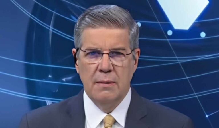 Apresentador fica aos prantos, ao vivo, ao anunciar morte de colega de emissora: “Triste demais!”