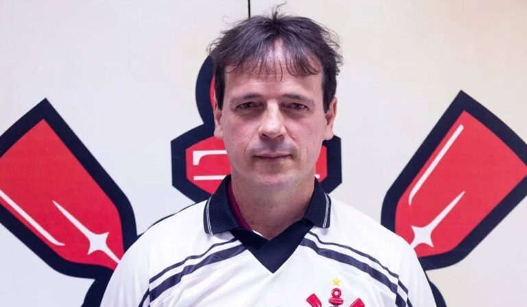 Vaza salário de Fernando Diniz no Corinthians e crise financeira é exposta