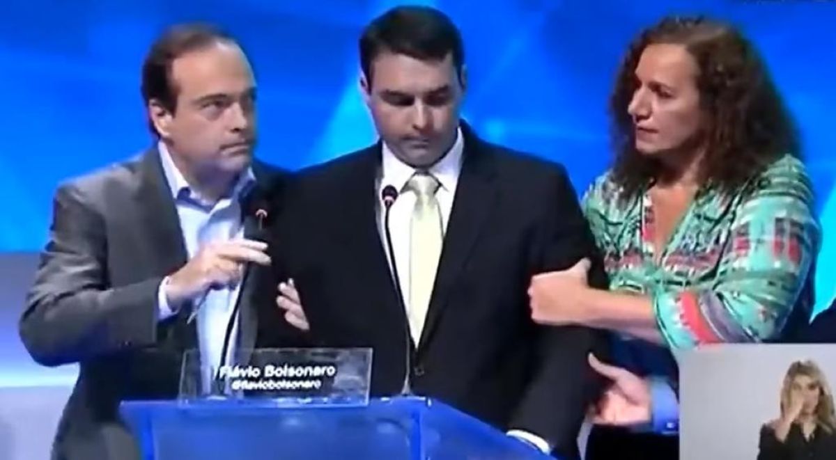Flávio Bolsonaro desmaia e é amparado pela Dra. Jandira Feghali (PCdoB) Flávio Bolsonaro desmaia e é amparado pela Dra. Jandira Feghali (PCdoB)