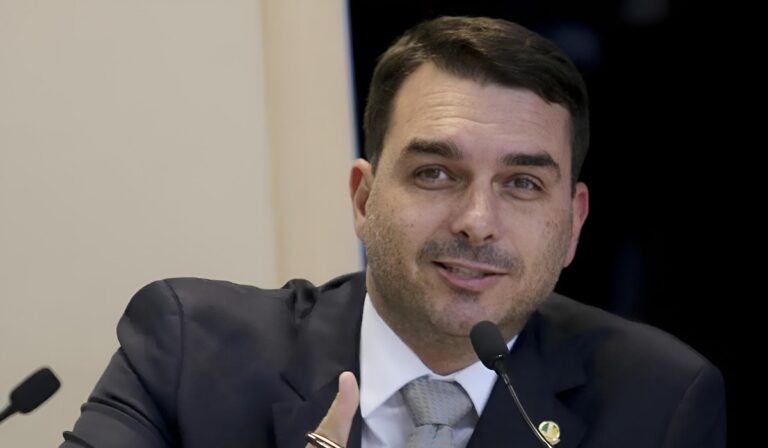 Flávio Bolsonaro celebra vitória sobre Lula em nova pesquisa e afirma: “o Brasil vale a pena”